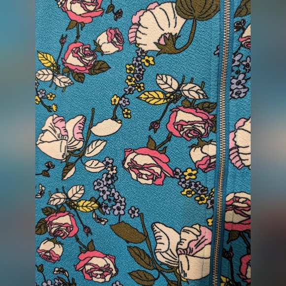 Light blue floral short sleeved dress with pockets ๐ธ๐ comfy stretch fit flare - Picture 5 of 9